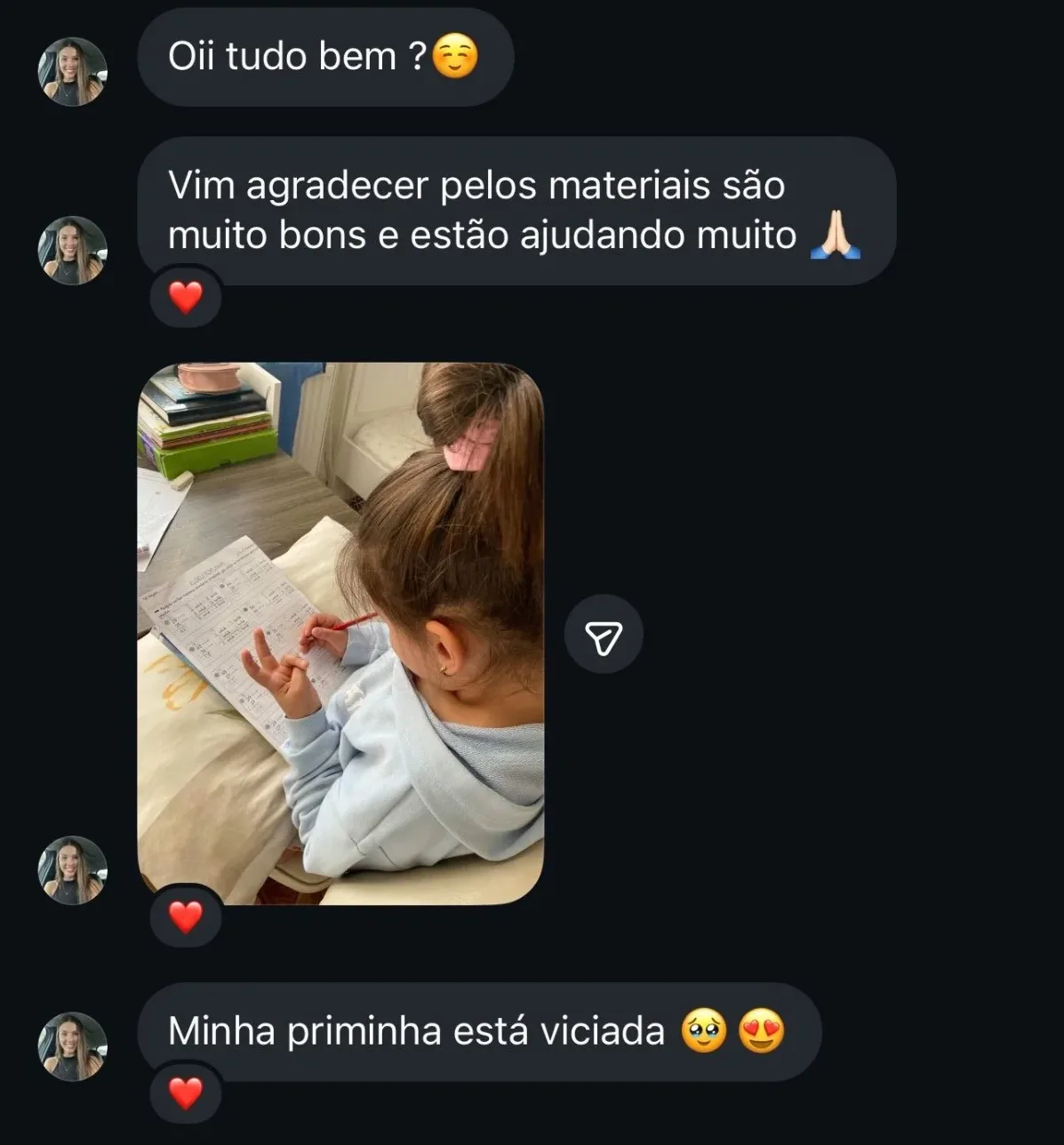 Depoimento real de mãe cliente com foto da atividade
